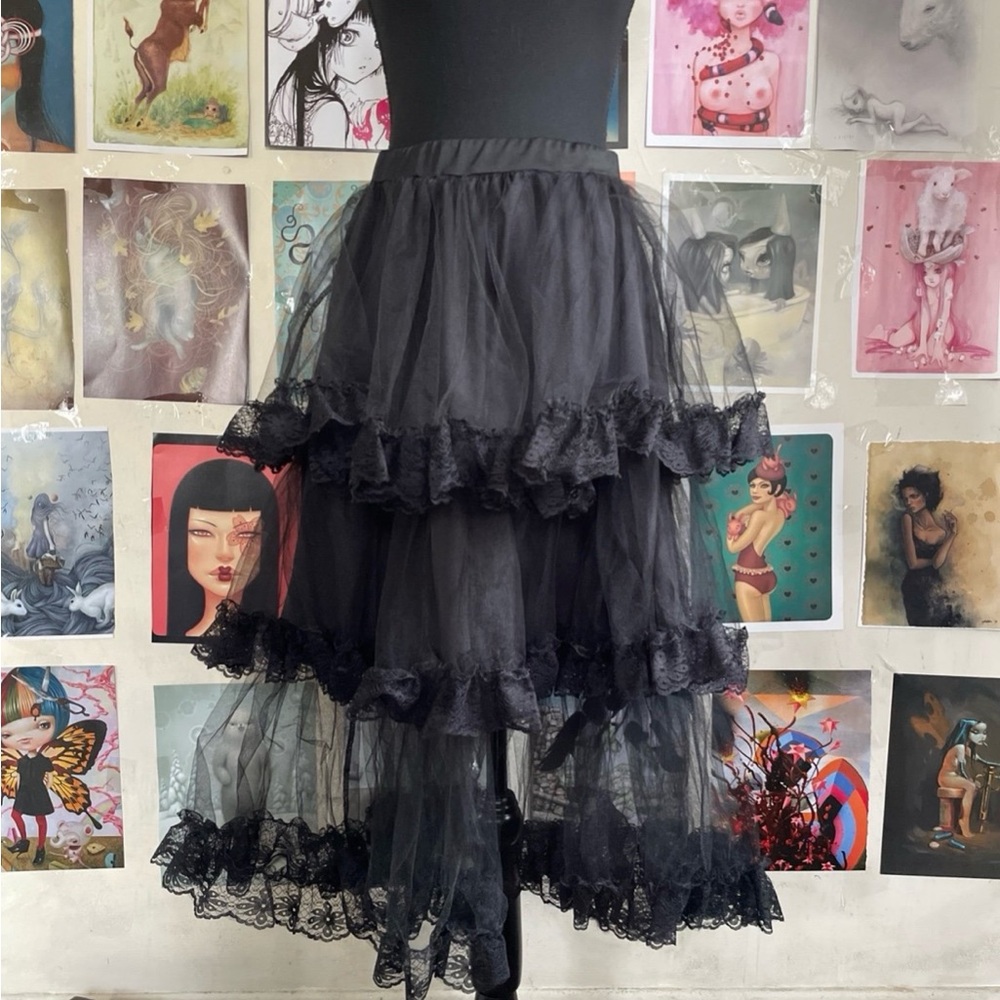 Widow skirt